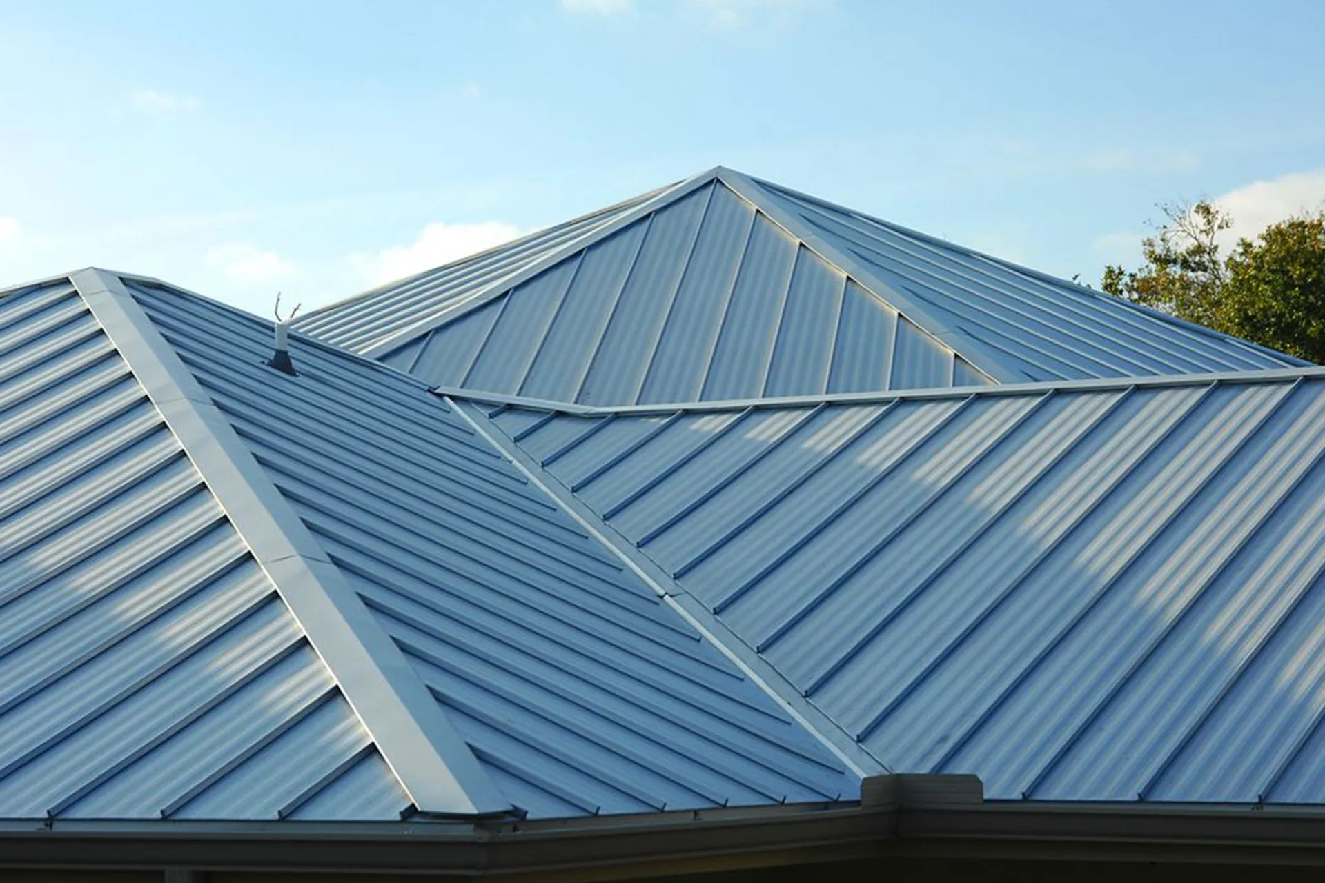 Metal Roof vs Shingles: Complete Cost Comparison